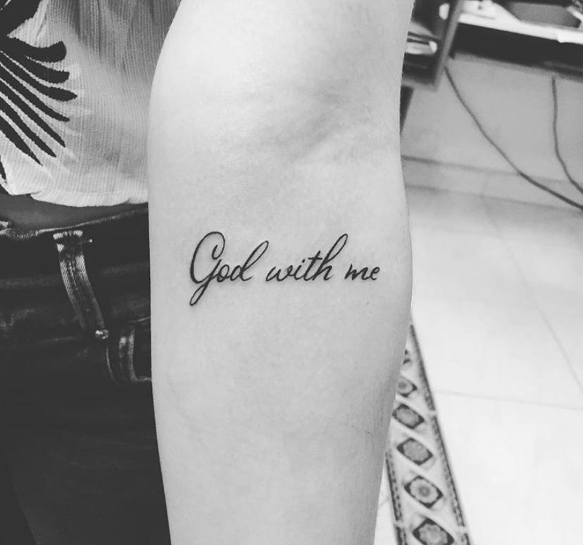 small-tattoo-schriftzug-god-with-me
